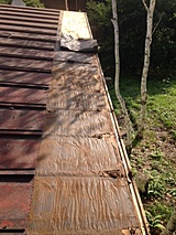 屋根材を一部剥し　屋根の下地を交換して行きます。
