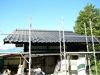 古い蔵の屋根の葺き替え